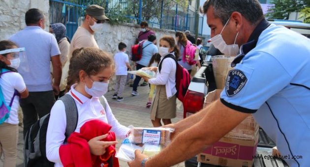 Çeşme Belediyesi’nden öğrencilere hijyen kiti
