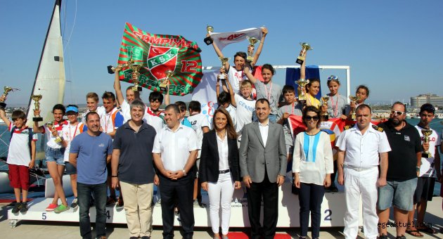 Çeşme’de Valilik Kupası heyecanı yaşandı Yelkenciler, Valilik kupası için yarıştı 