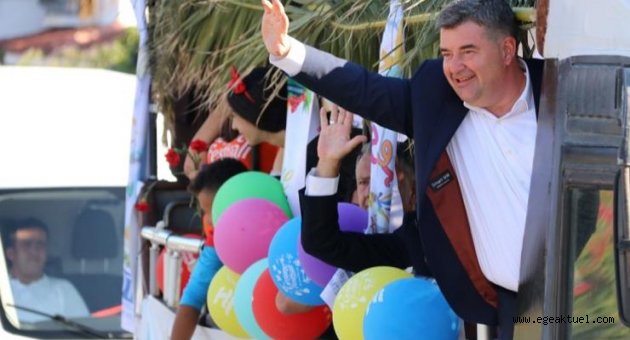Çeşme Festivali coşkulu kortej ile yeniden başladı