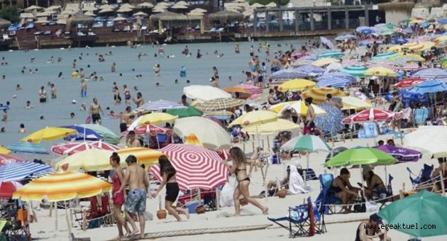 Çeşme’ye tatilci akını, plajlar doldu taştı!