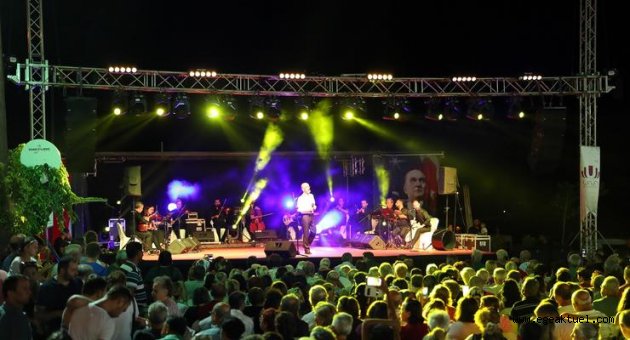 Çeşmealtı Gece Pazarı’nda coşkulu konser