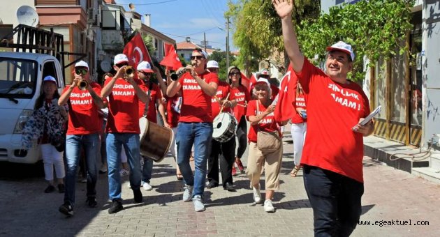 Çeşme'de CHP'den bandolu seçim çalışması