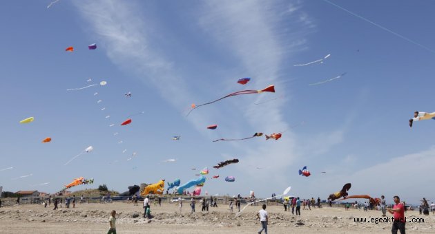 Çeşme'de gökyüzü uçurtmalarla boyandı
