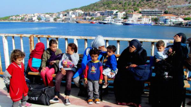 Çeşme'de İki Botta Toplam 74 Kaçak Yakalandı