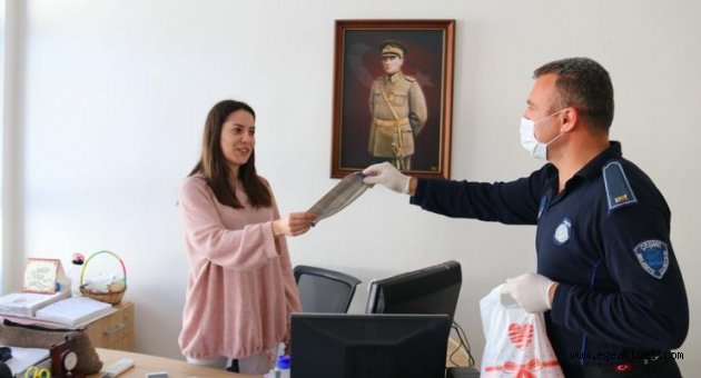 Çeşmeli kadınlardan belediye personeline yıkanabilir maske