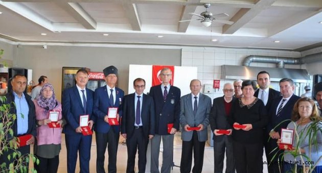 Çeşmeli Kıbrıs gazilerine madalyaları verildi