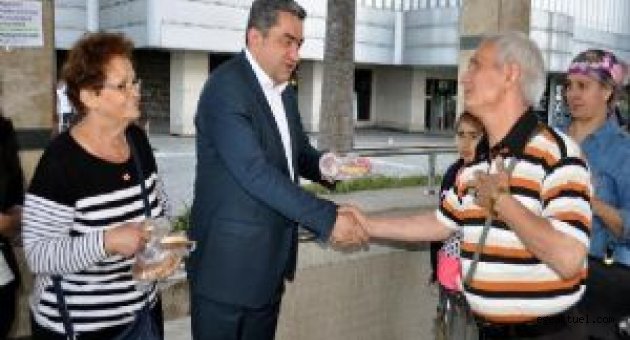 CHP’den İzmir’e 20 bin simit ve peynir!