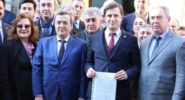 CHP İzmir İl Başkanı Deniz Yücel mazbatasını aldı