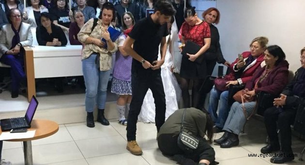 CHP İzmir'de kadına şiddete tiyatrolu tepki