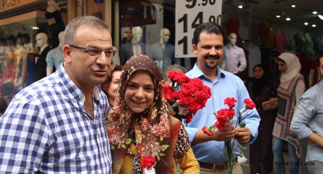 CHP Konak örgütü halkla bayramlaştı