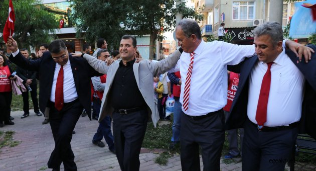 CHP’li adaylardan omuz omuza Cumhuriyet yürüyüşü