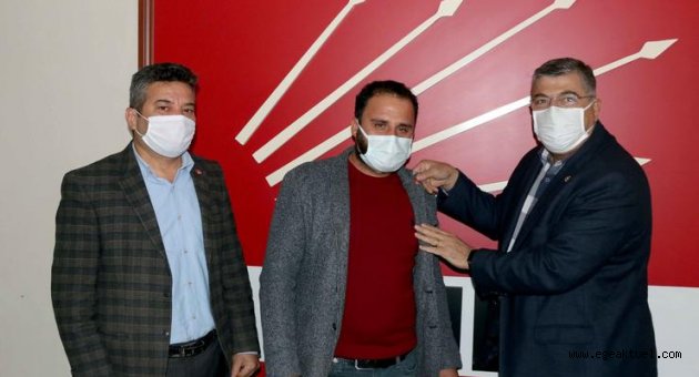 CHP’li Sındır yeni üyelere rozet taktı; “Saflarımızı sıklaştırıyoruz”