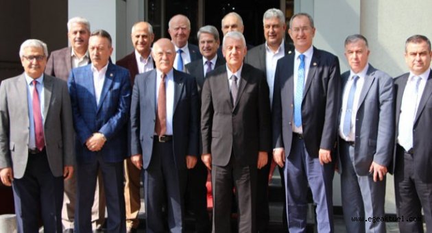  CHP’li vekiller  İzmir Esnaf ve Sanatkarlar Odaları Birliği’ne konuk oldu.