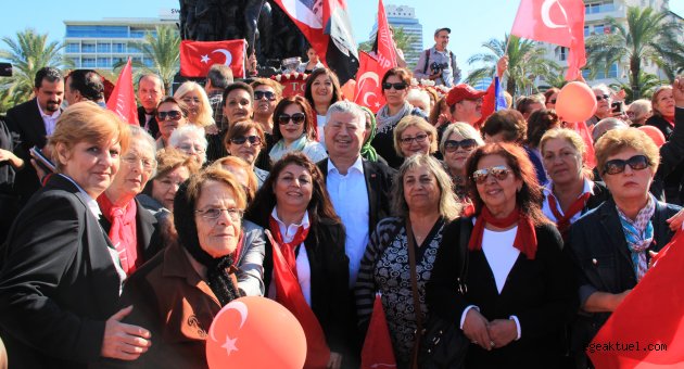 CHP’liler 29 Ekim’i Cumhuriyet Meydanı’nda kutladı