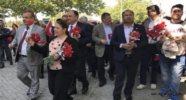 CHP'den Kemeraltı'nda karanfilli referandum turu
