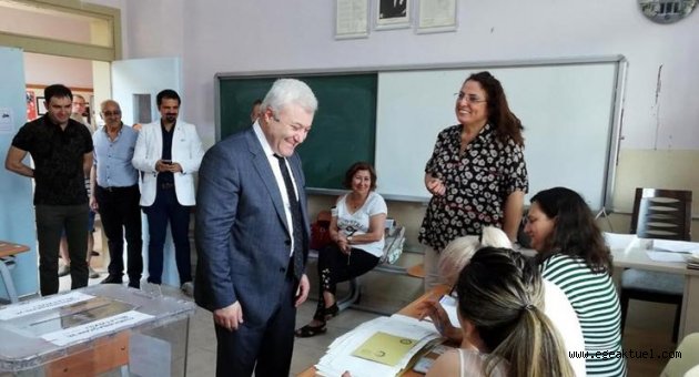 CHP'li Tuncay Özkan, oyunu İzmir'de kullandı