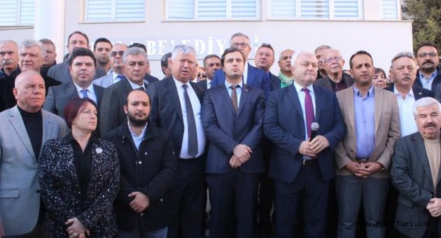 CHP'li yöneticilerden Urla Belediyesi önünde açıklama