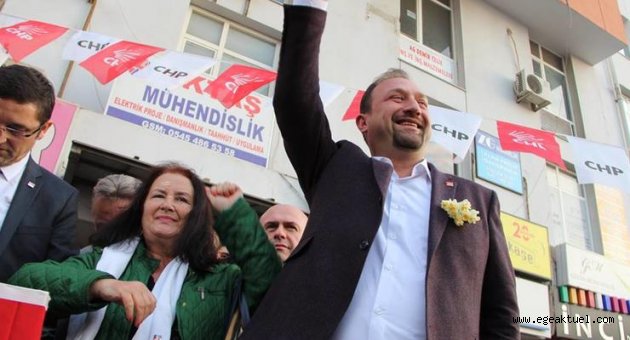 CHP'nin Çiğli Adayı Selim Utku Gümrükçü'ye sevgi seli