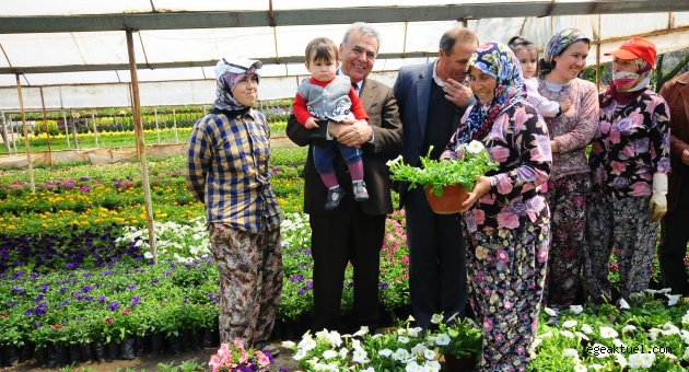 Çiçek üreticisine “mis gibi” haber