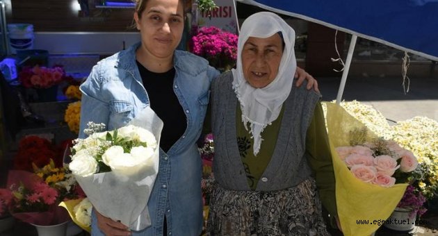 Çiçekçi annelere çocuklarından destek