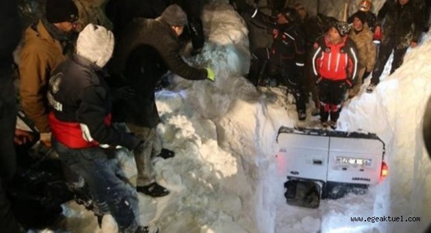 Çığ faciası! Minibüsteki 5 kişi can verdi