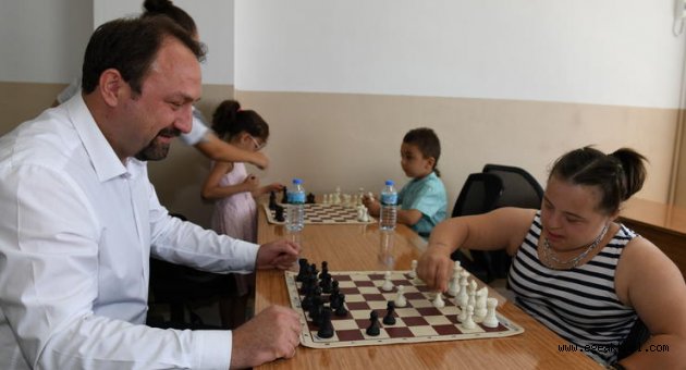 Çiğli Belediyesi’nden Çocuklara “Satranç Takımı” Hediyesi