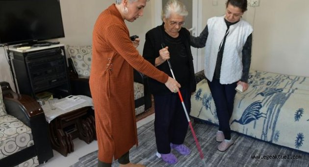 Çiğli Belediyesi’nden, görme engellilere ev ziyareti