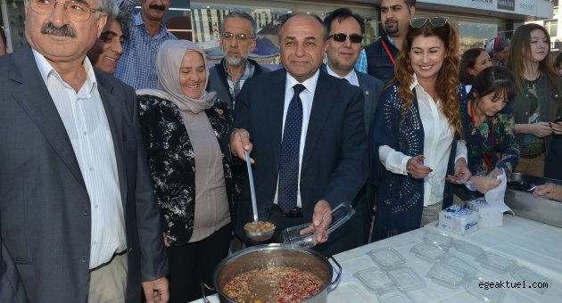 Çiğli’de aşure kazanı kaynadı