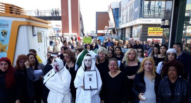 Çiğli’de kadınlar kefen ve tabutla yürüdü