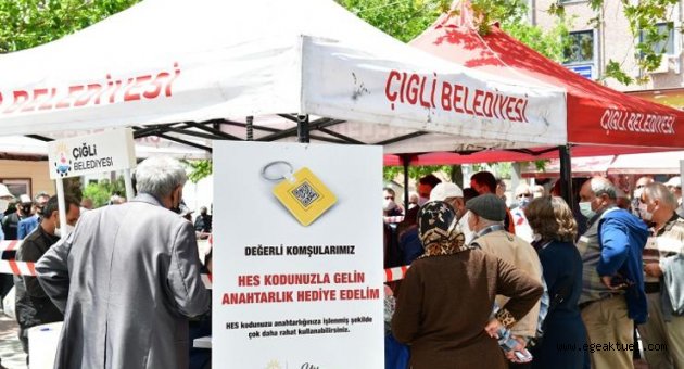 Çiğli’de Vatandaşlara HES Kodlu Anahtarlık Dağıtıldı