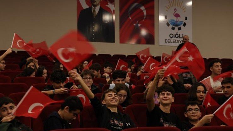 Çiğli’de Cumhuriyet Coşkusu Fotoğraf Sergisi ve Sinema Gösterimiyle Taçlandı