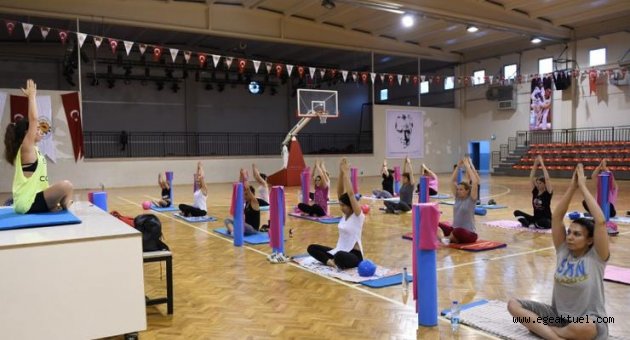 Çiğlili kadınlar pilates kursunda buluşuyor