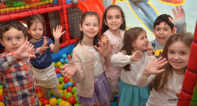 Çocuklar Jingle Bells'te gönüllerince eğleniyor