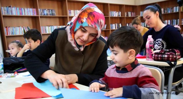 Çocuklar oyun grubunda buluşuyor