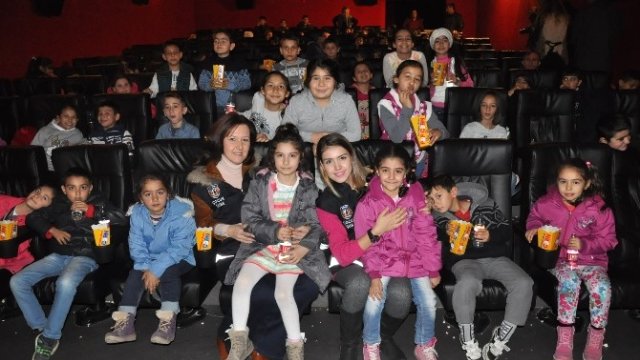 Çocuklar Yazdı, Polis Ablaları ve Ağabeyleri Sinemaya Götürdü