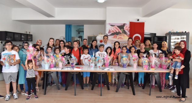 Çocuklardan annelerine tatlı buketler