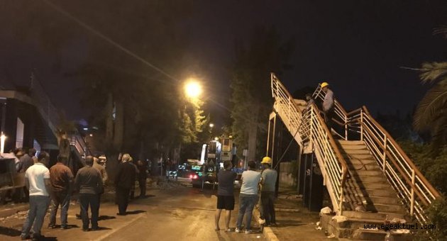 Çöken yaya üst geçidi kaldırıldı 