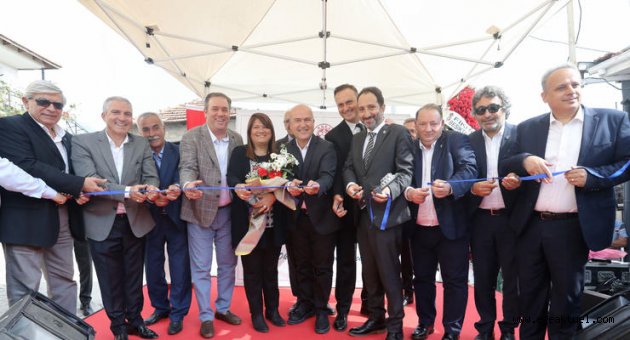 Cumhuriyet Kütüphanesi coşkuyla açıldı