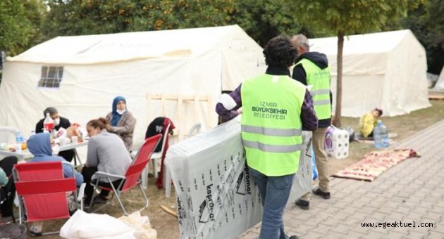 Depremzedelere gelen yardımlar dağıtılıyor