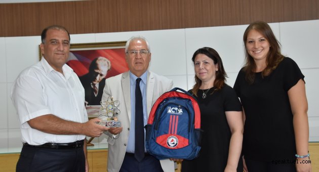 Desteğe plaketli teşekkür 