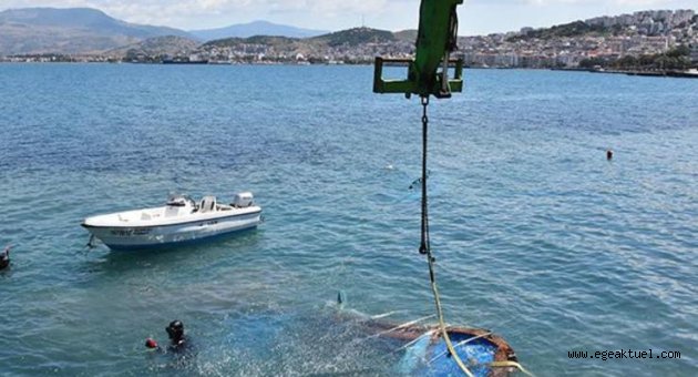 Dikili’de batan tekneler çıkarılıyor