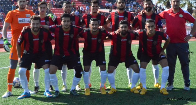 Dikili’de futbol resitali 3’te 3’le başladı