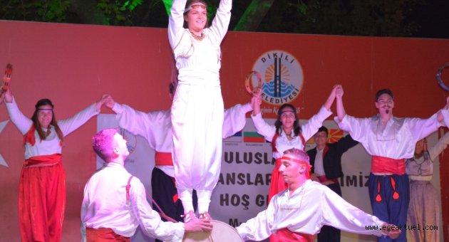 Dikili ilçesi halk oyunları şenliğiyle coştu