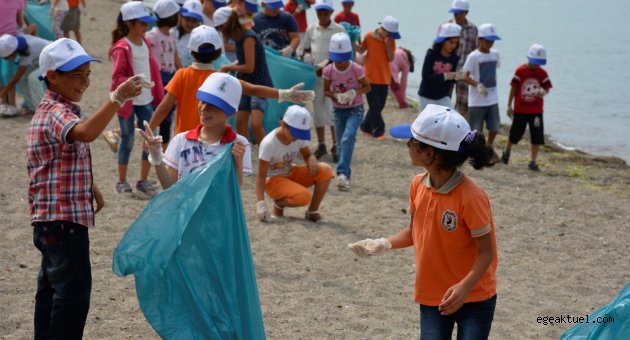 Dikili’li çocuklardan "Daha Temiz Bir Çevre Daha Temiz Deniz" mesajı