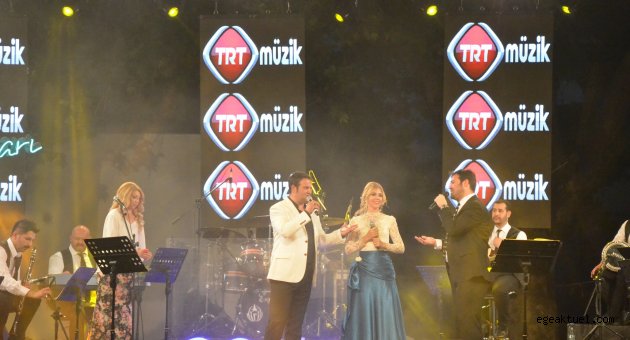 Dikili'de nefes kesen müzik şöleni
