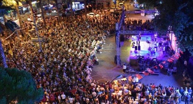 Dikili'de yaz konserleri başladı