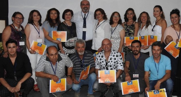 Dikilili kursiyerlerin sertifika sevinci