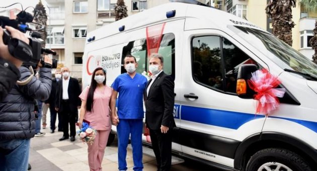Doktor önlüğü gelinlik ve damatlık, ambulans gelin arabası oldu