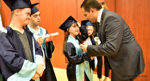  Down sendromlu çocuklara temsili diploma