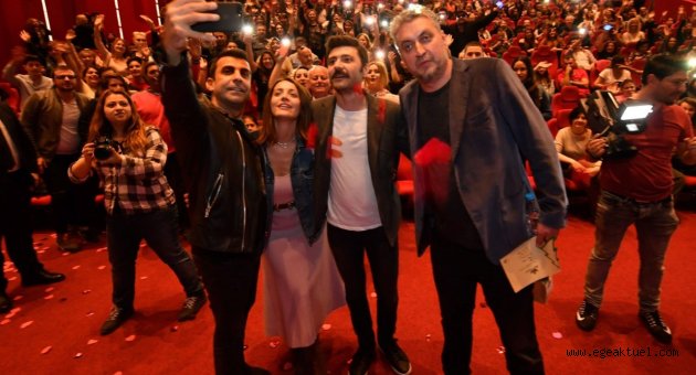  “Düğüm salonu” ekibi İzmir marşı ile karşılandı!